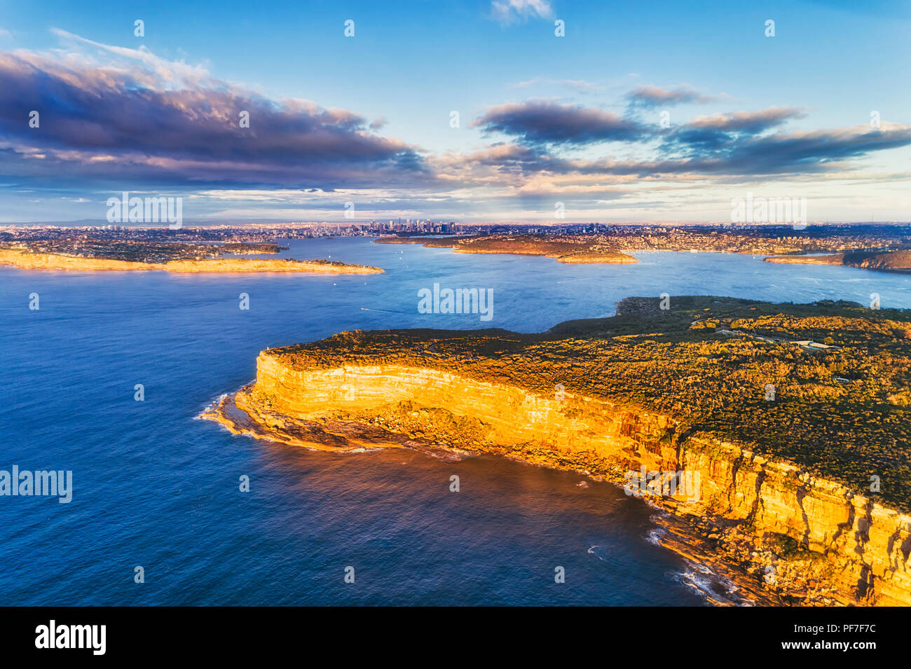 Steile Flanke von Sydney North Head Sandstein Klippen mit Blick auf den Pazifischen Ozean am Eingang zum Hafen von Sydney in Antenne erhöhten Blick in Richtung Innenstadt. Stockfoto