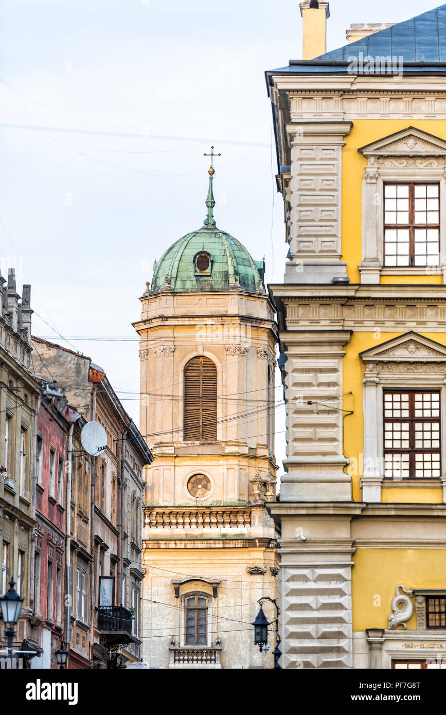 Lemberg, Ukraine - Juli 30, 2018: dominikanische Kirche Stadtbild mit Kuppel in historischen Ukrainischen polnischen Lvov Stadt bei Sonnenuntergang, goldene Stunde Sonnenlicht, niemand, Bu Stockfoto