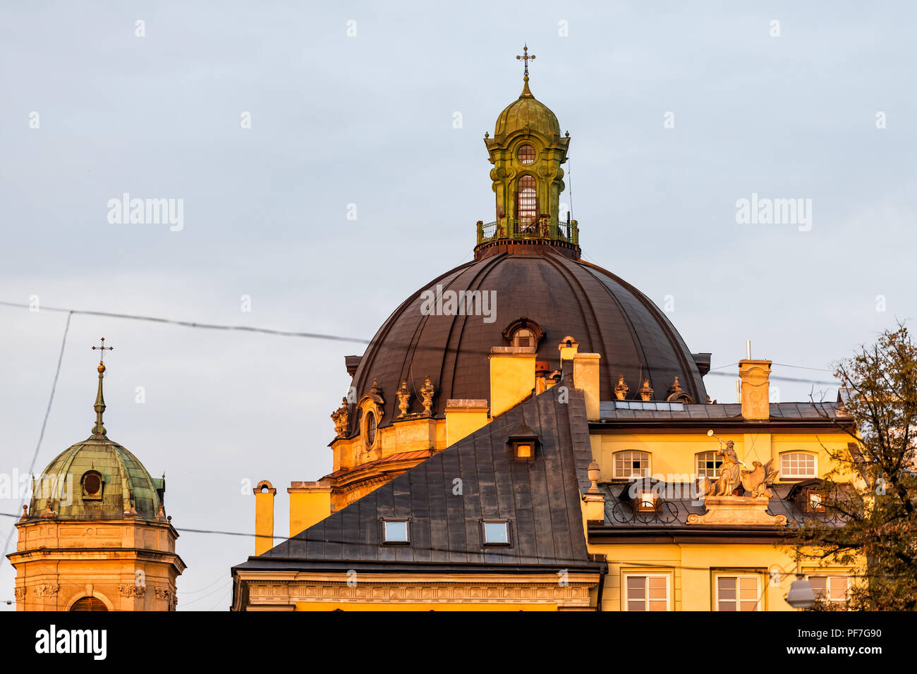 Lemberg, Ukraine - Juli 30, 2018: dominikanische Kirche Stadtbild mit Kuppeln in historischen Ukrainischen polnischen Lvov Stadt Sonnenuntergang, goldenen Stunde Sonnenlicht, niemand, buil Stockfoto