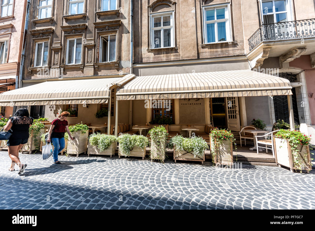 Lemberg, Ukraine - August 1, 2018: Außen Restaurant Cafe Gebäude im historischen Ukrainischen polnische Stadt in der Altstadt Gebäude Architektur Kopfsteinpflaster Stockfoto