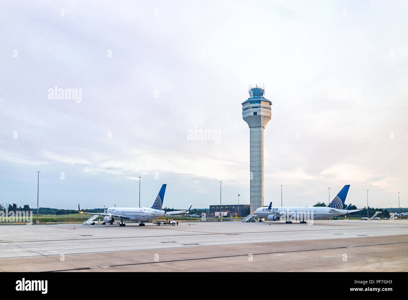 Dulles, USA - 13. Juni, 2018: Dulles International Airport, IAD, Control Command Center Tower mit United Flugzeuge bei Sonnenuntergang mit Blick auf die Air Field Stockfoto