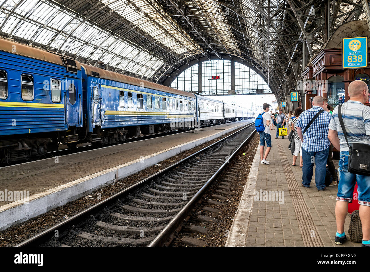 Lemberg, Ukraine - August 1, 2018: Innere Architektur von Lwow Bahnsteig Kante mit Masse von Menschen in historischen Ukrainischen polnische Stadt warten Stockfoto