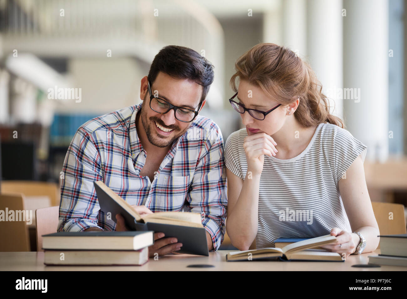 Junge Frau und Mann Studieren für eine Untersuchung Stockfoto