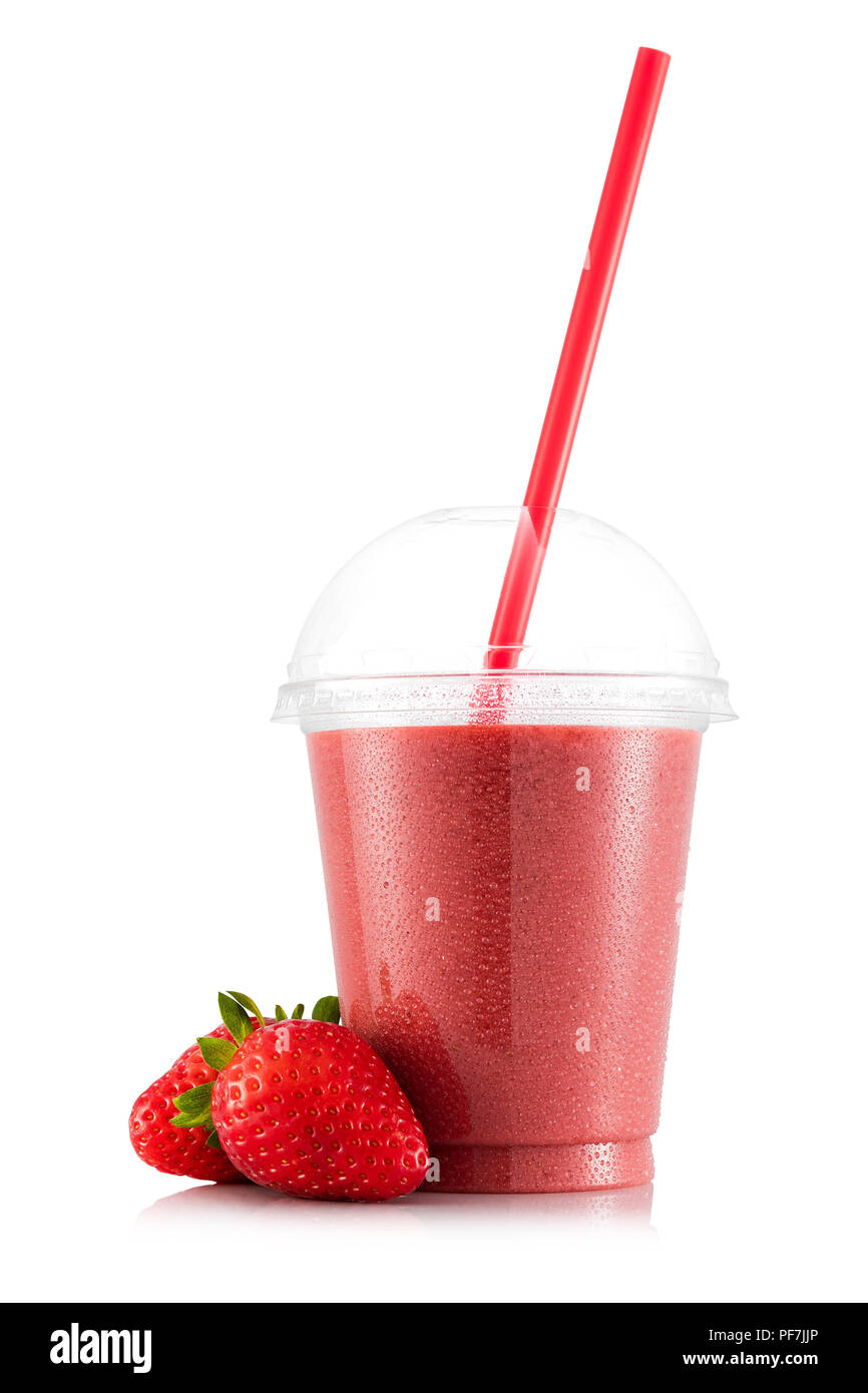 Strawberry Smoothie in Schale aus Kunststoff mit Obst auf weißem Hintergrund Stockfoto