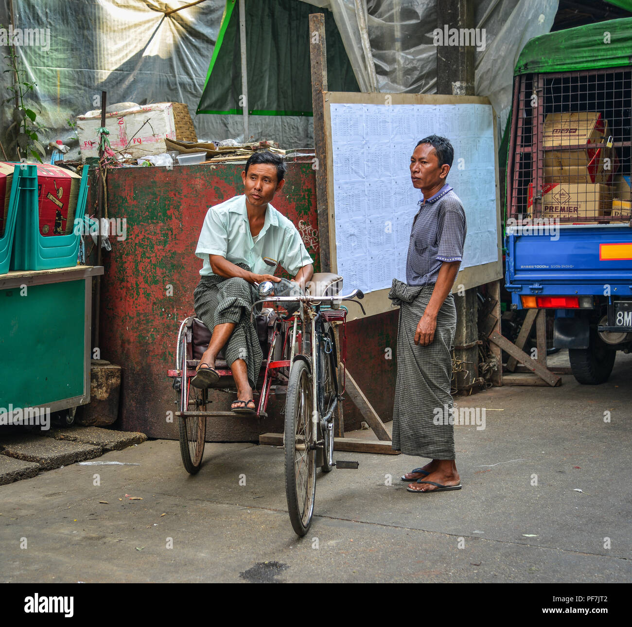 Yangon, Myanmar - Feb 1, 2017. Pedicab driver auf der Straße in Yangon, Myanmar. Myanmar Yangon ist die größte Stadt und das wichtigste Handelszentrum. Stockfoto