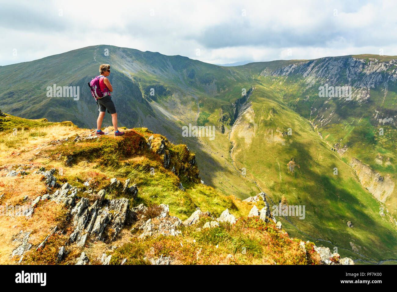 Der Wanderer in der Nähe des Gipfels der Hohen Spy im Lake District, über Aal Felsen, mit Dale Kopf direkt hinter der Figur und Hindscarth auf der rechten Seite Stockfoto