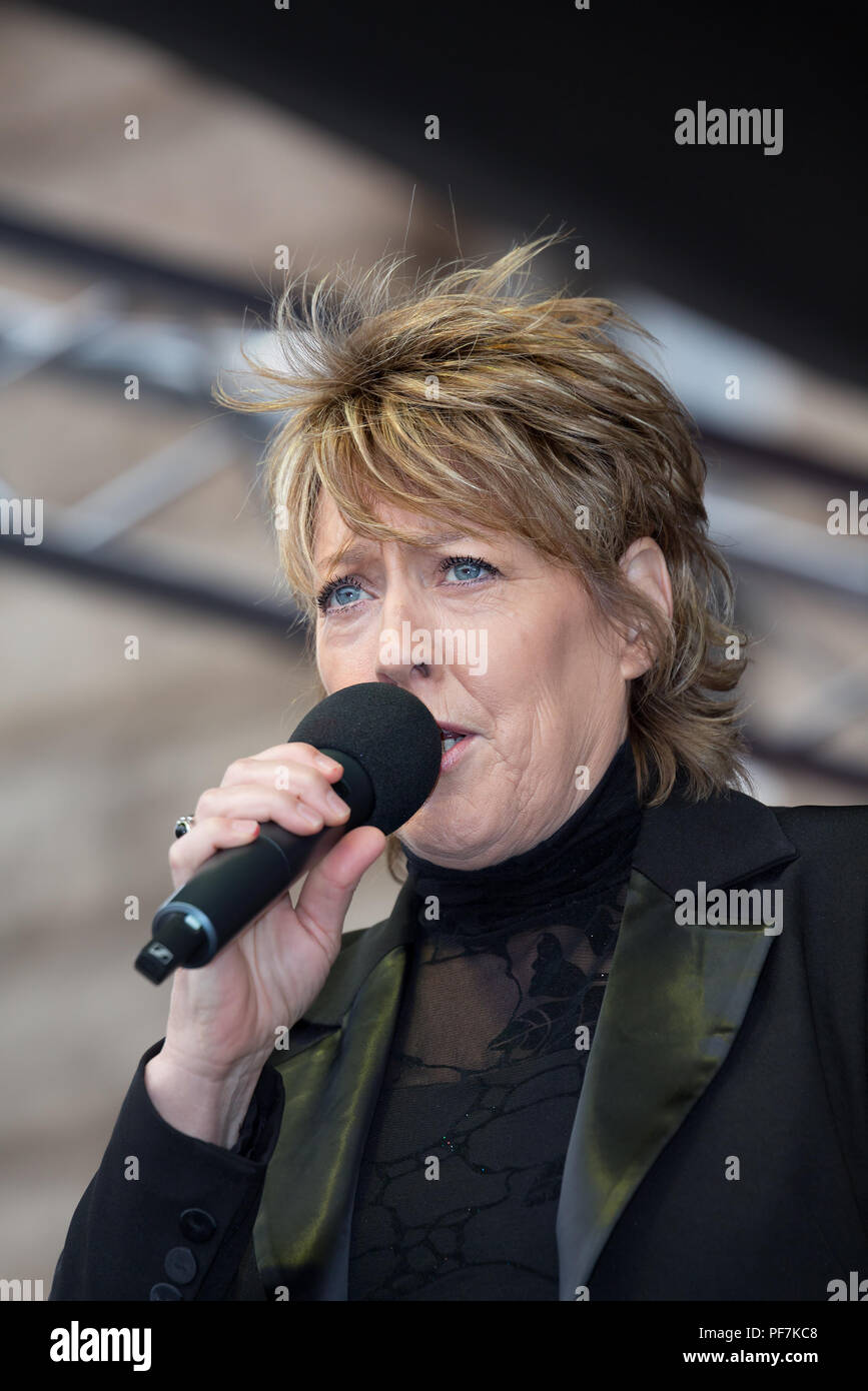 Katrina Katrina Leskanich (die Wellen) auf der Bühne im Jahr 2018 Chester Pride Festival und. Stockfoto