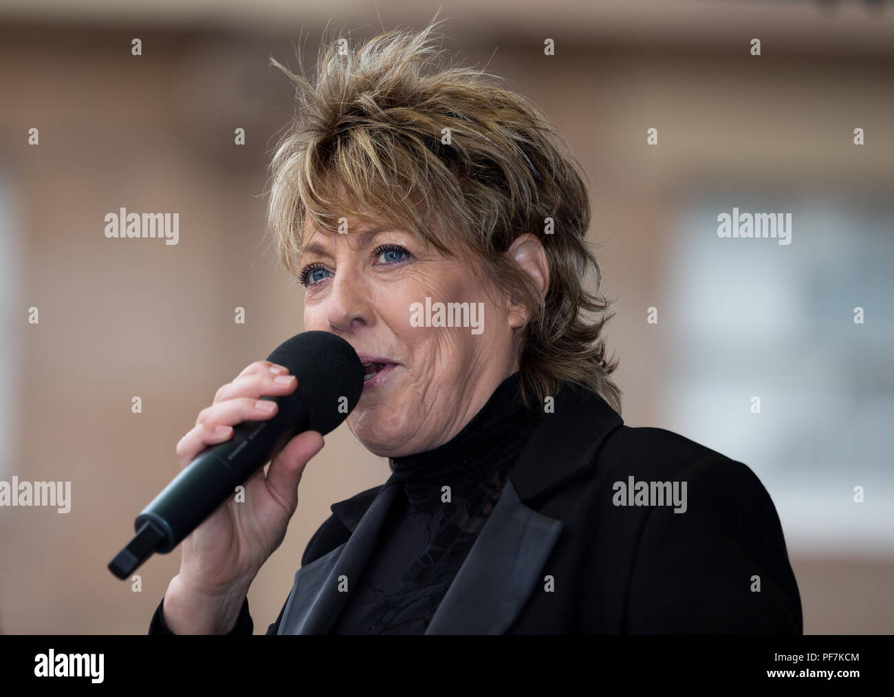 Katrina Katrina Leskanich (die Wellen) auf der Bühne im Jahr 2018 Chester Pride Festival und. Stockfoto