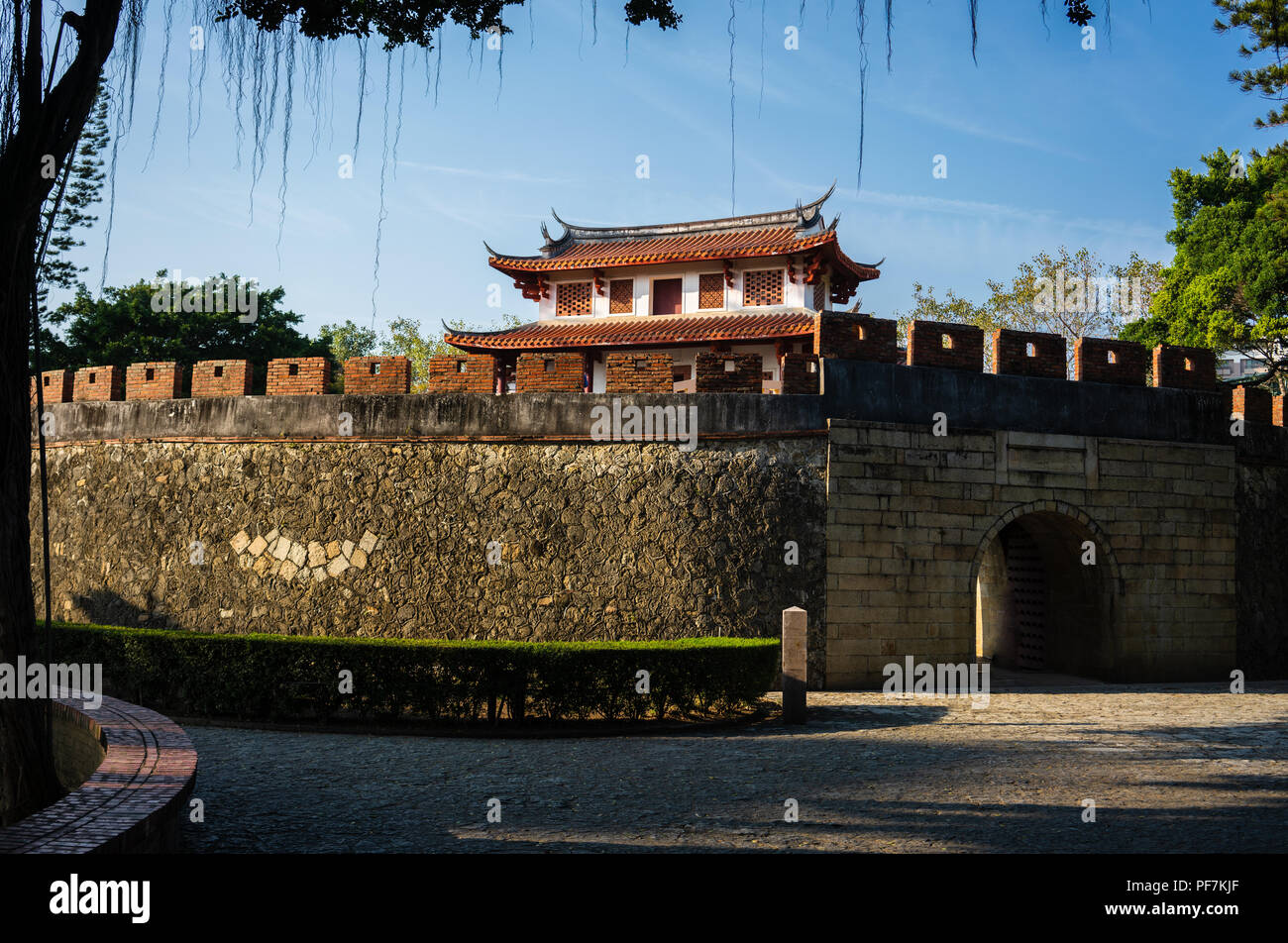 Grand Südtor des alten Stadtbefestigung Tainan in Taiwan in der Mitte von einem grünen Park Stockfoto