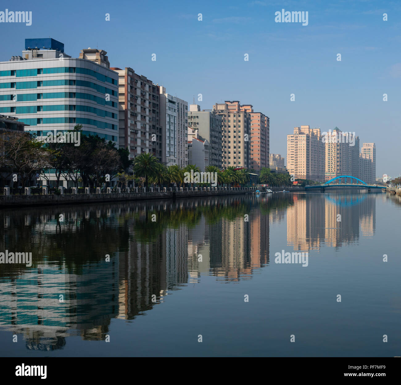 Tainan Anping canal Flussblick mit Gebäuden Wasser Reflexion und Tainan skyline Stadtbild in Anping district Taiwan Stockfoto