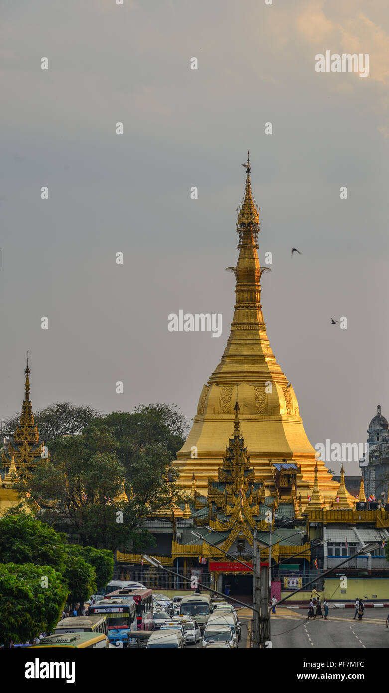 Yangon, Myanmar - Feb 1, 2017. Sule Pagode in Yangon, Myanmar. Die Pagode ist eine 2500 Jahre alte Burmesische Stupa in Yangon in der Innenstadt. Stockfoto