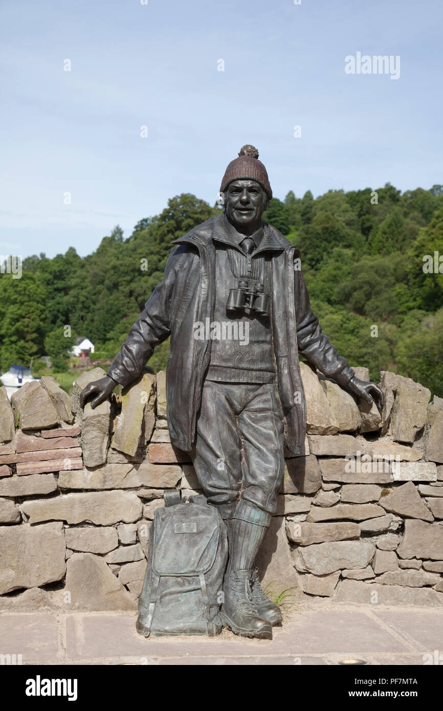 Denkmal für Tom Wehr, Schriftsteller und Rundfunksprecher, von Bildhauer Sean Hedges-Quinn in Balmaha, Loch Lomond, Schottland. Stockfoto