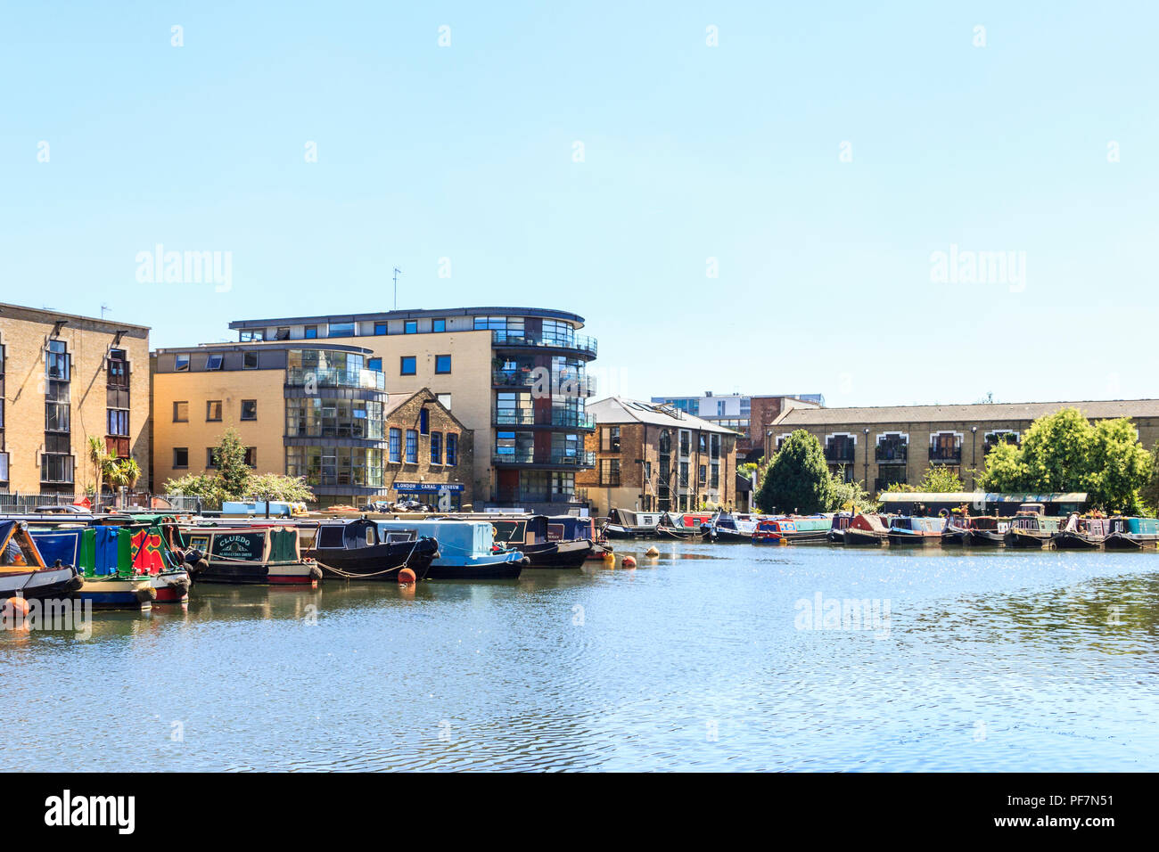 Narrowboats durch das London Canal Museum in der Battlebridge Becken des Regent's Canal günstig, Kings Cross, London, UK Stockfoto