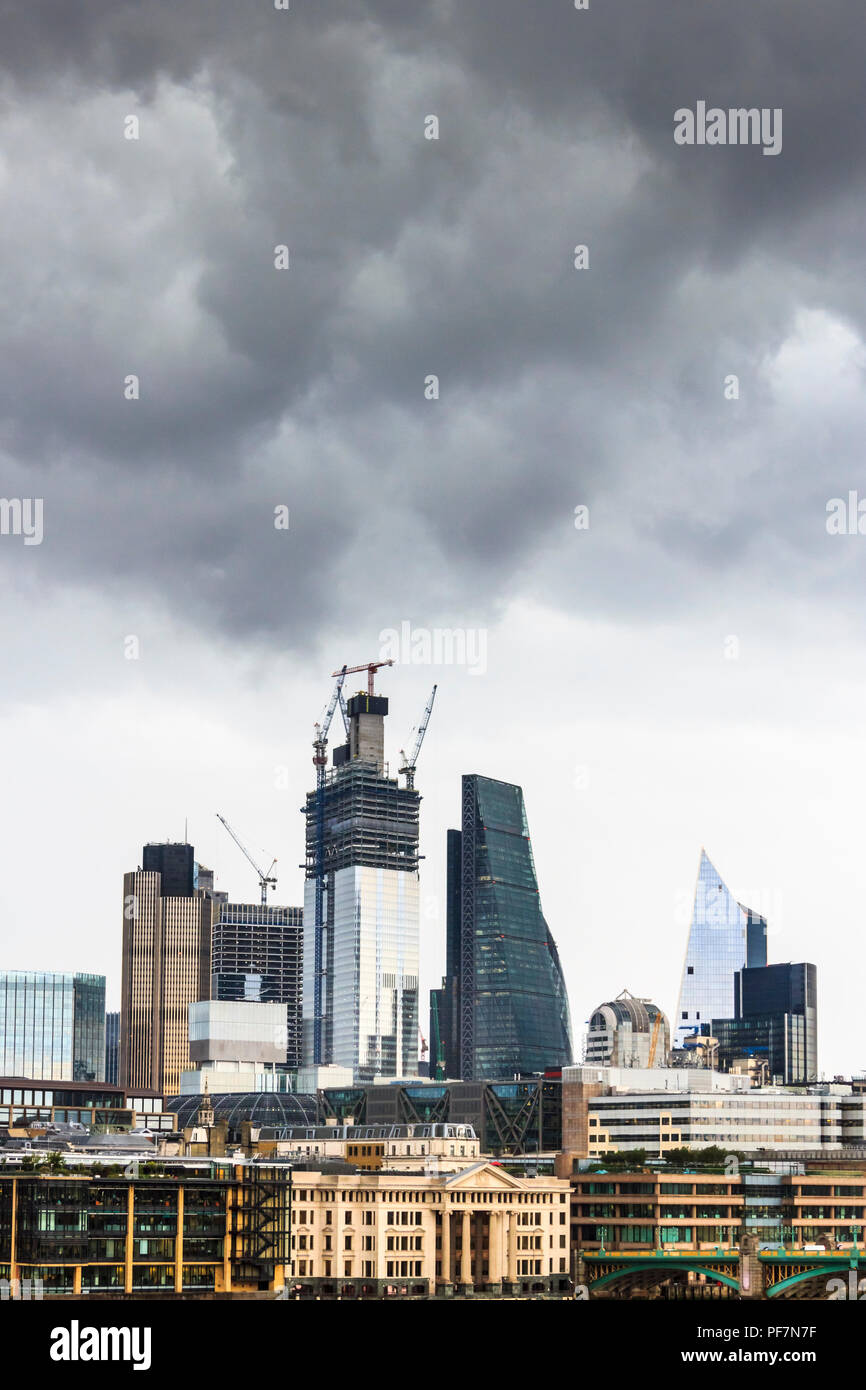 Gewitterwolken über dem sich verändernden Skyline der Stadt London, Großbritannien Stockfoto
