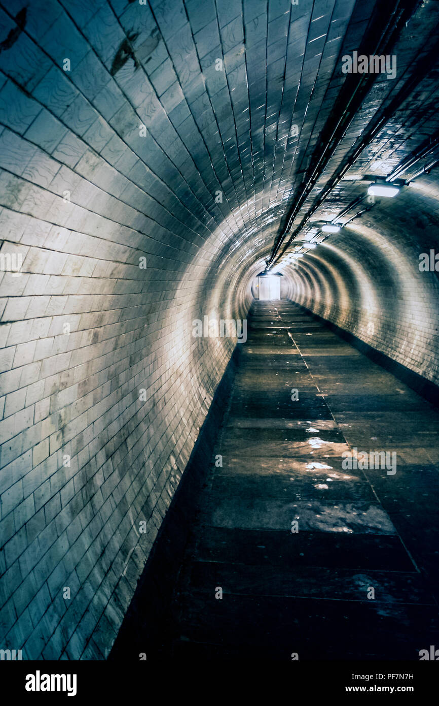 Licht am Ende eines unterirdischen Tunnels, blau getönt Stockfoto