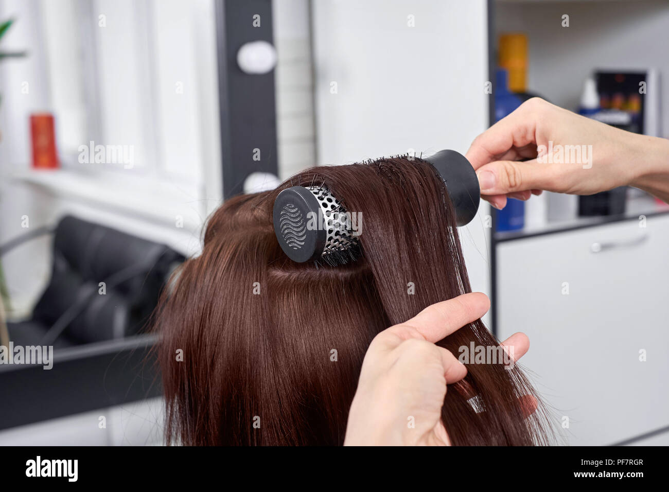 Closeup Friseur macht Frisur für junge Frau im Beauty Salon Stockfoto