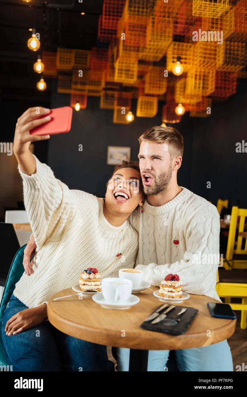 Lustig, nettes Paar, denkwürdige Foto im Cafe sitzen Stockfoto