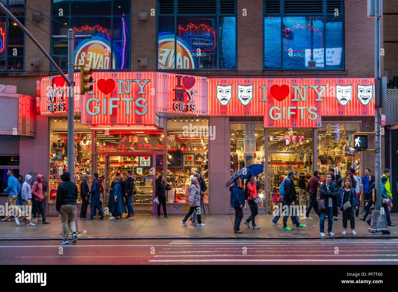 Menschen berufskranheiten ein Geschenk Shop in der Nähe von Times Square in New York City Stockfoto