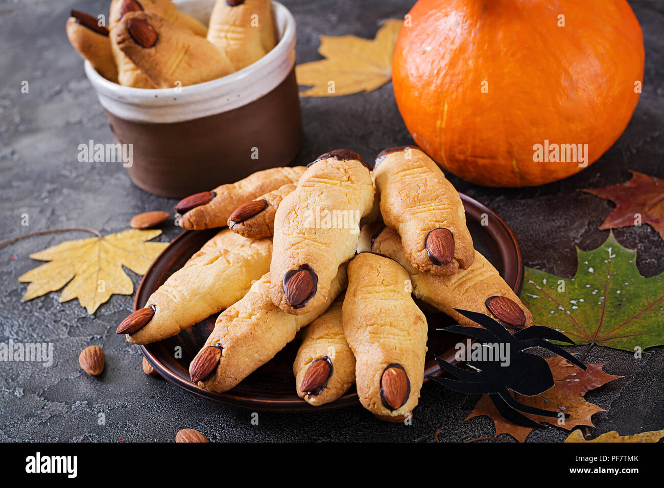 Cookies Hexe Finger, lustige Rezept für Halloween Party. Stockfoto