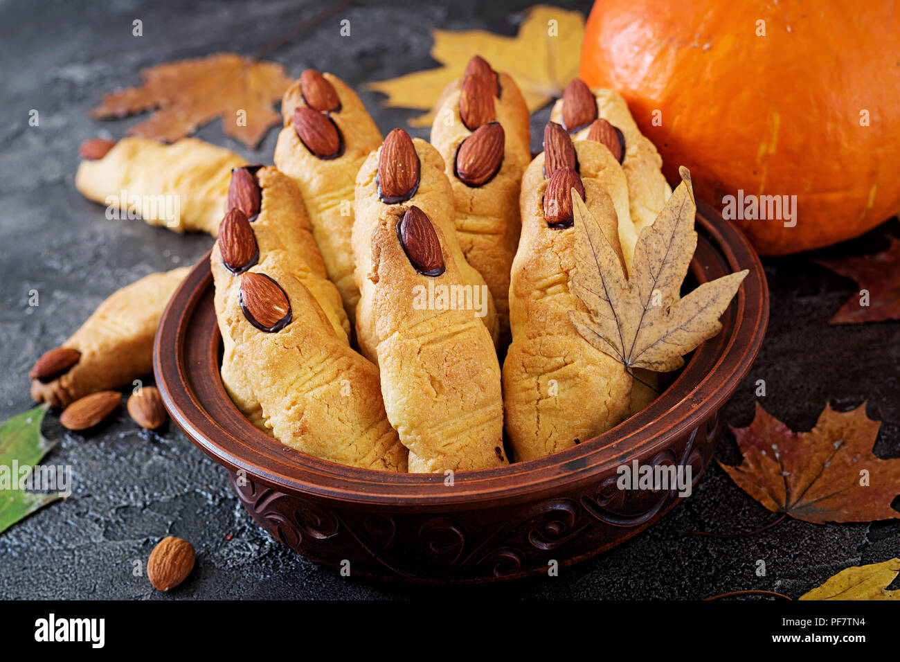 Cookies Hexe Finger, lustige Rezept für Halloween Party. Stockfoto