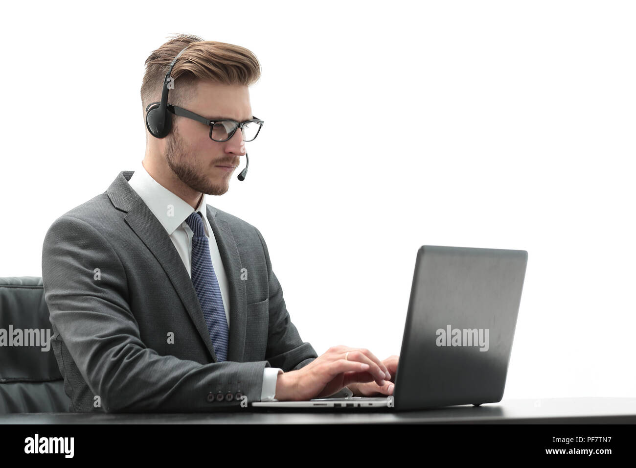 Aufmerksame Geschäftsmann Hören von Audio Business Kurs Stockfoto