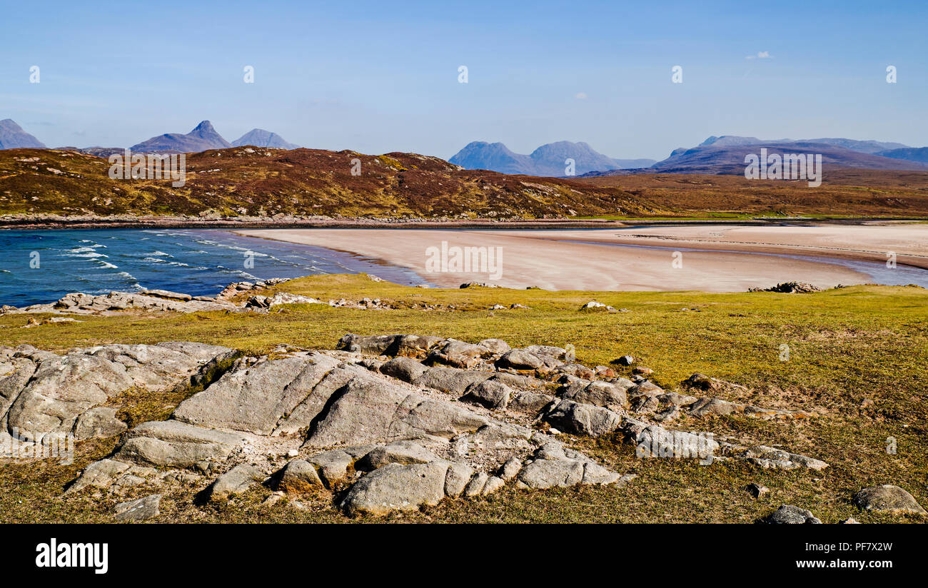 Blick über leere entfernten weißen Sandstrand von achnahaird Bay, Scottish Highlands, Stac Pollaidh, Beinn eine Eoin und Ben More Coigach am Horizont. Stockfoto