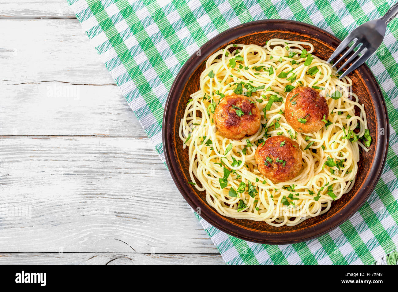 Spaghetti Nudeln mit Hackfleischbällchen mit gehackter Petersilie bestreut, Ansicht von oben Stockfoto