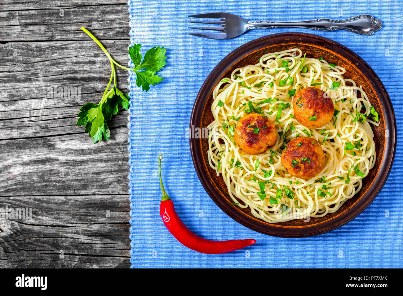 Pasta Spaghetti mit gebratene Fleischbällchen und Petersilie, Ansicht von oben Stockfoto