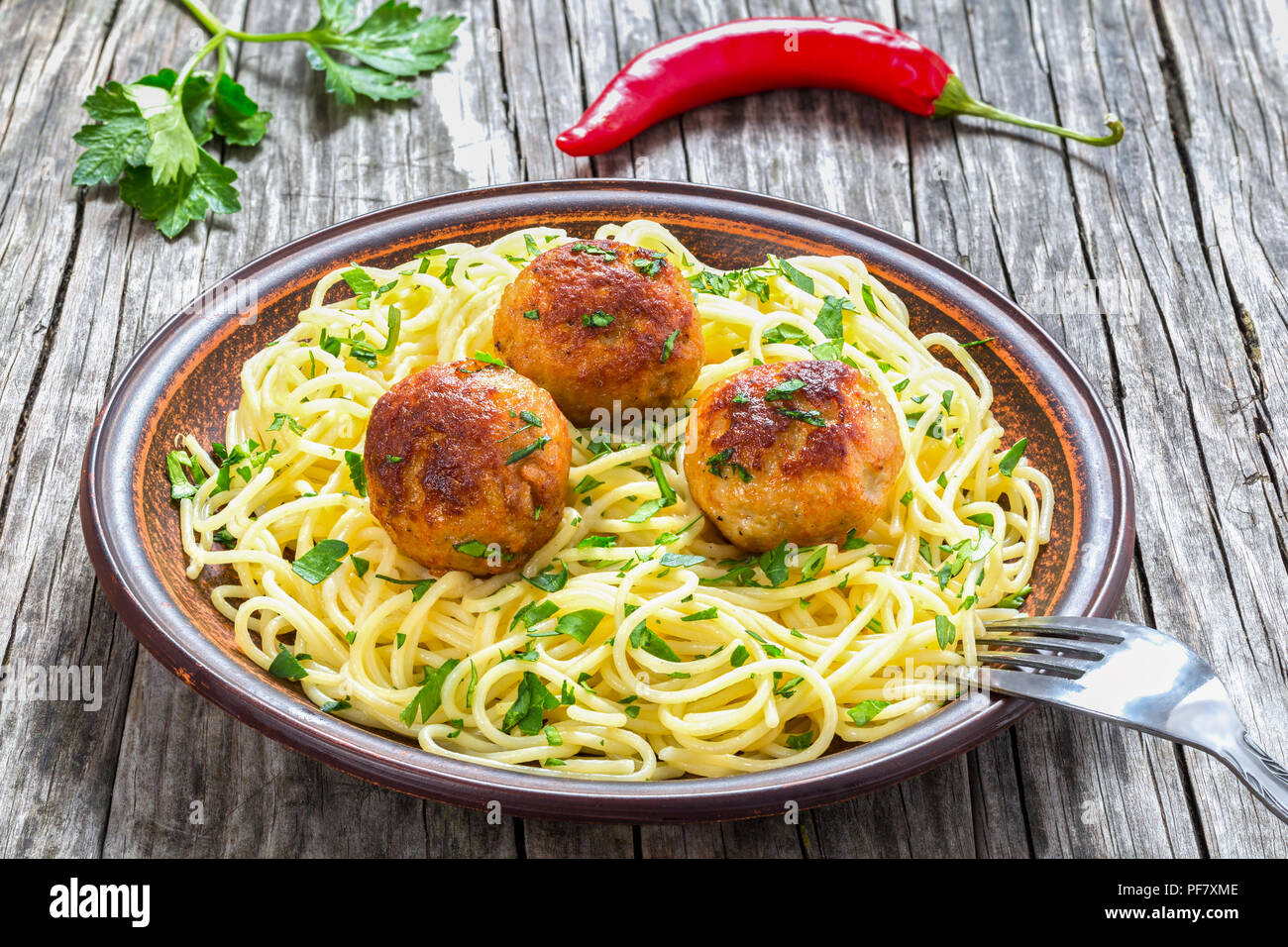 Spaghetti Nudeln mit Hackfleischbällchen mit gehackter Petersilie bestreut, Ansicht von oben Stockfoto