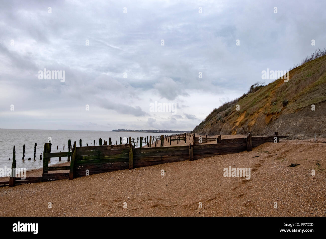 Hölzerne Buhnen, Bawdsey Fähre, Suffolk, England. Stockfoto