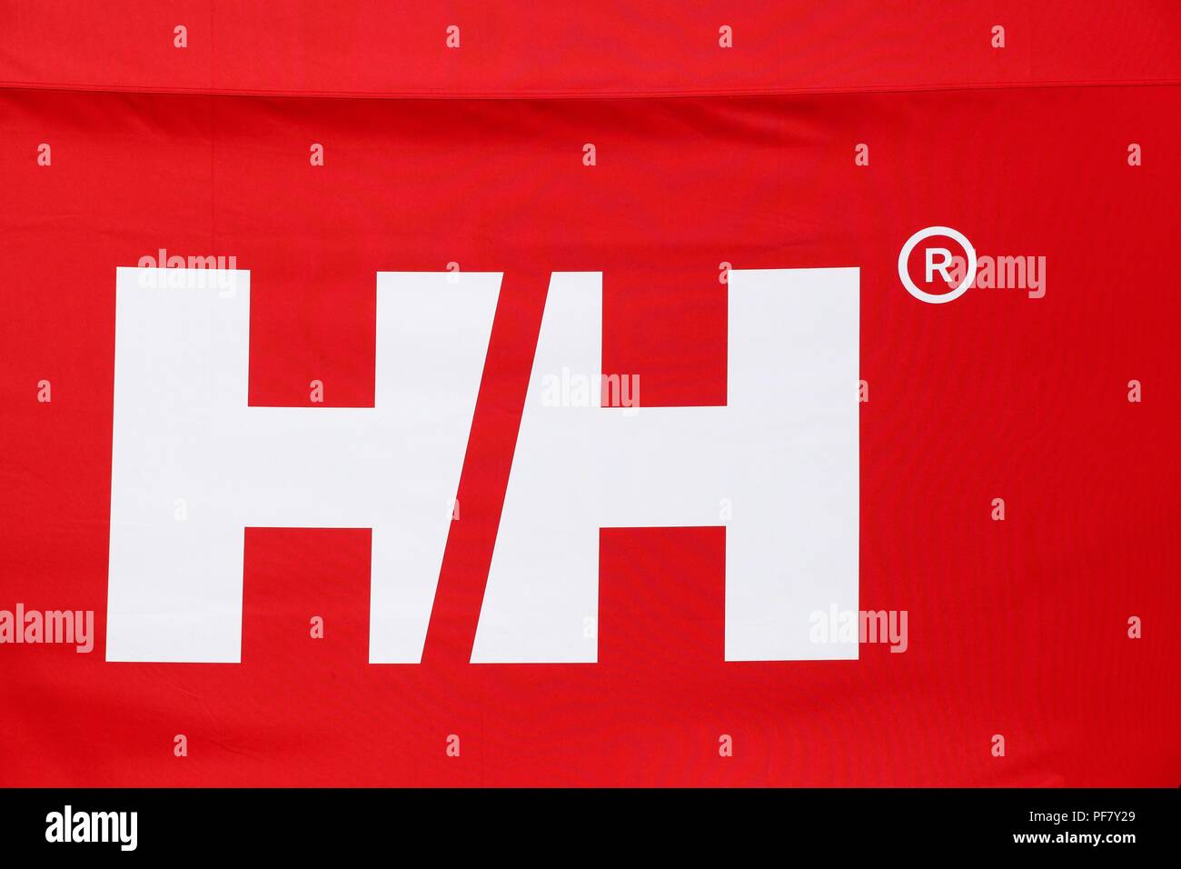 Aarhus, Dänemark - 10 August 2018: Helly Hansen Logo auf einer Hütte. Helly Hansen ist ein Norwegischer Hersteller von Textilien und Zahnrad für Sport Stockfoto