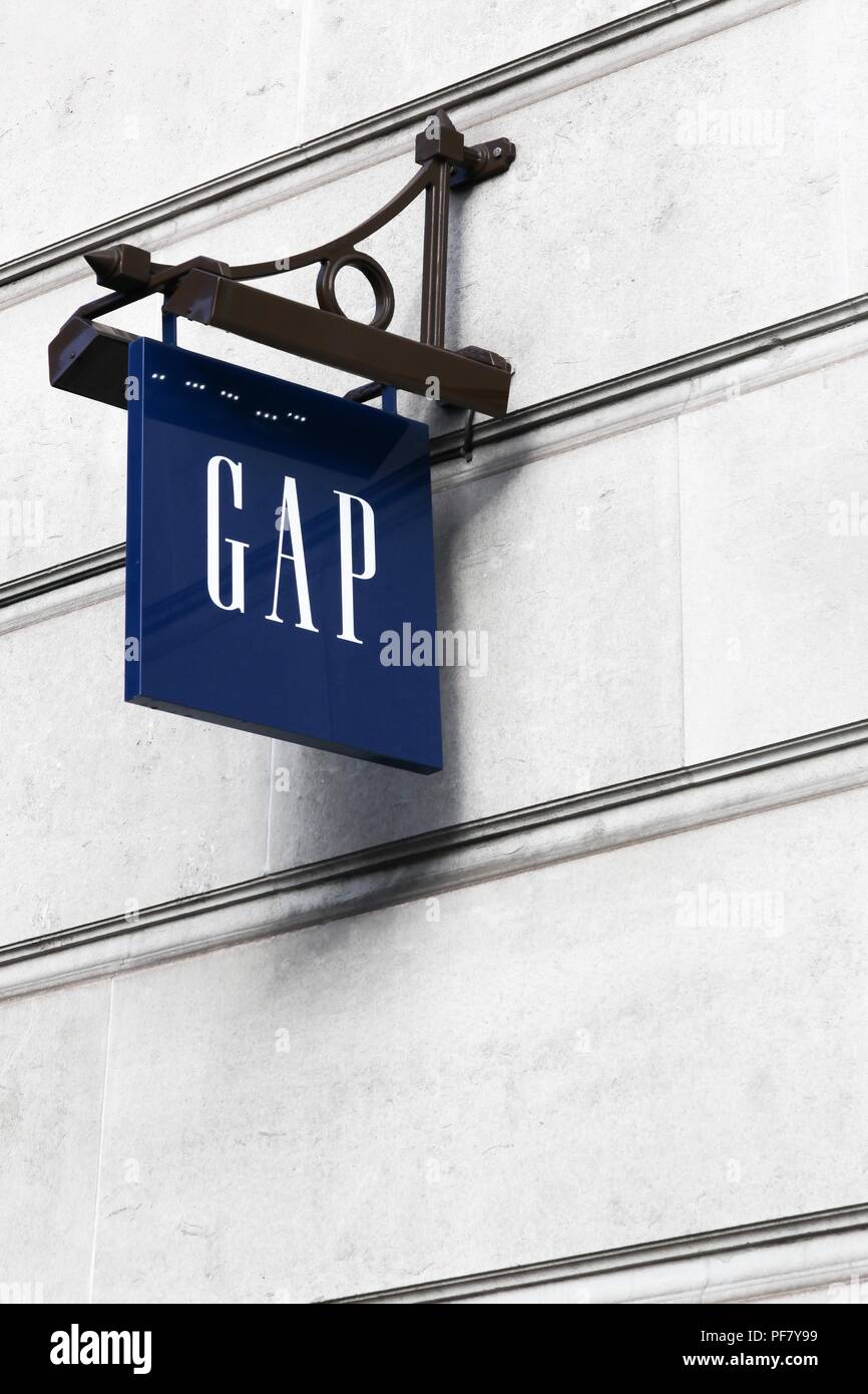 London, Großbritannien, 31. Januar 2018: logo Lücke an der Wand. Gap ist eine US-amerikanische weltweit Bekleidung und Zubehör Einzelhändler Stockfoto