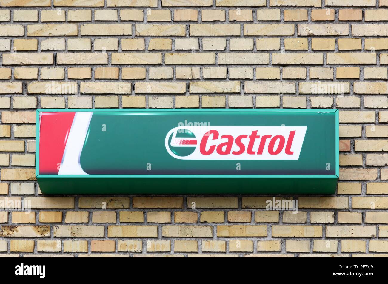 Tilst, Dänemark - 10. Mai 2018: Castrol Logo auf eine Wand. Castrol ist ein britischer globale Marke von Industrial und Automotive Schmierstoffe Stockfoto
