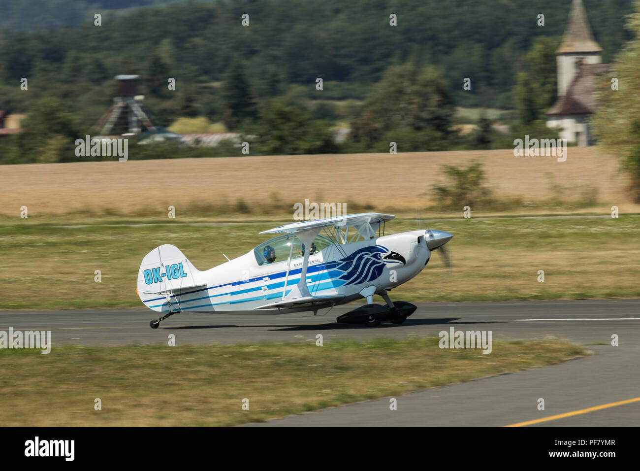 PRIBRAM, CZE - 18. AUGUST 2018: Flugzeug Christen Eagle II Landung am Flughafen Pribram. Der TSCHECHISCHEN REPUBLIK Stockfoto