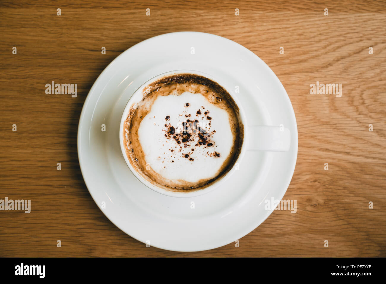 Blick von oben auf die heißen Cappuccino Tasse auf Holz Tisch im Cafe, Essen und Trinken Stockfoto