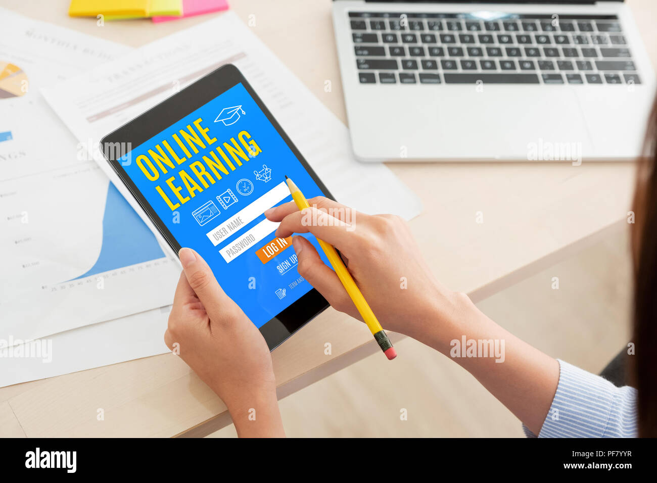 Schulter der Frau melden Sie sich an Online learning Kurs mit digitalen Tablet Computer zu Hause. E-learning Bildung Konzept. Globale Studie Stockfoto