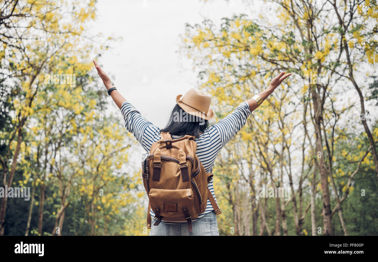 Asiatische reisende Frau backpacker Arm heben Blick auf ansehen und Moment im Wald im Herbst Jahreszeit genießen, Freiheit Wanderlust Travel. solo Rucksack Stockfoto
