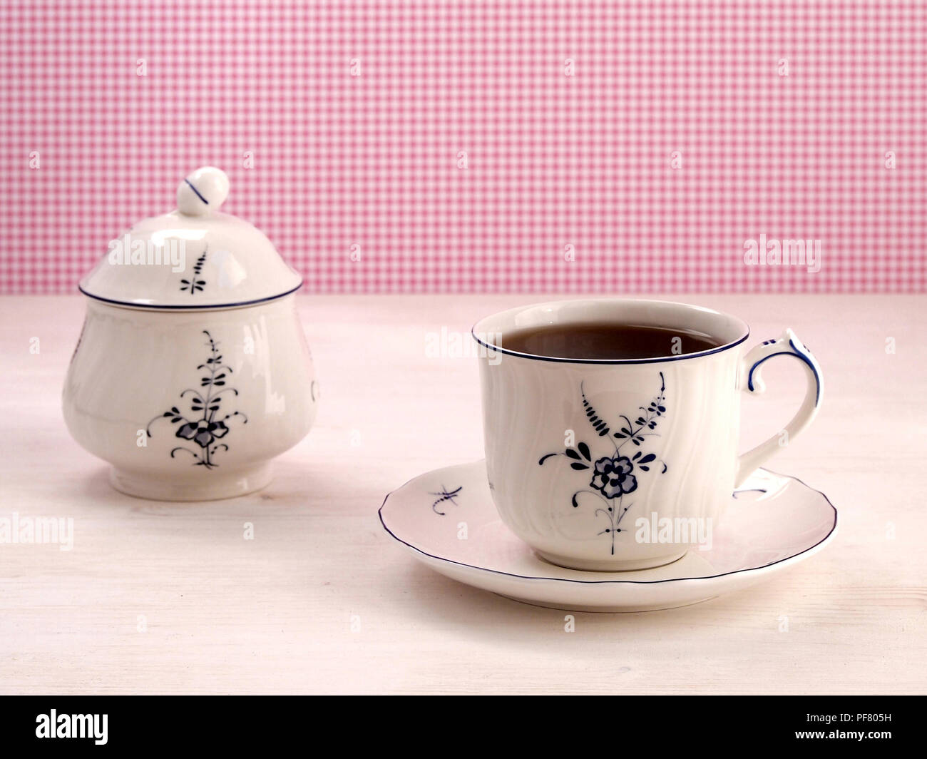 Blumen Teetasse Stockfotos und -bilder Kaufen - Alamy