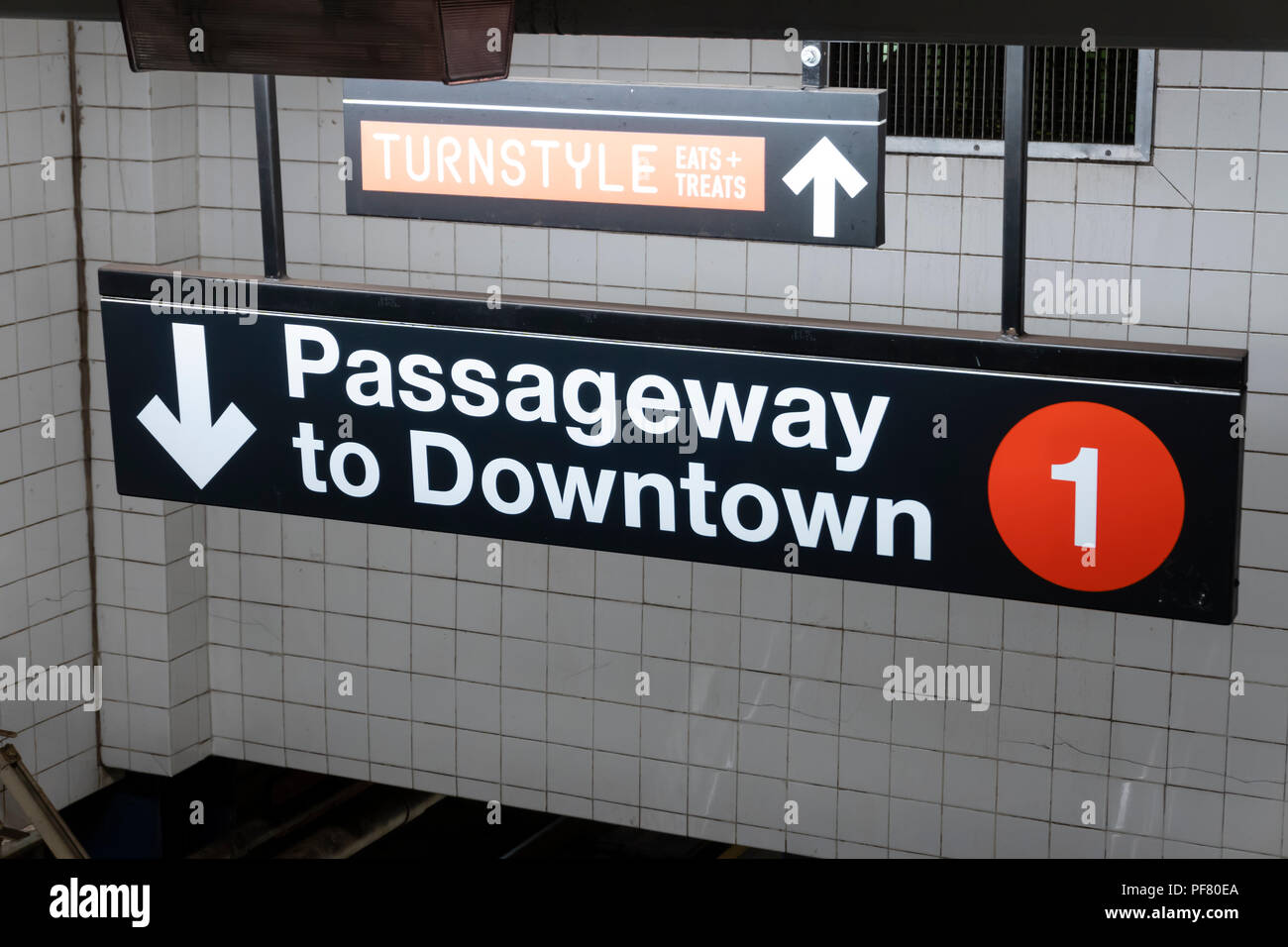 Die Innenstadt von Zeichen in einer U-Bahn Station in New York City Stockfoto