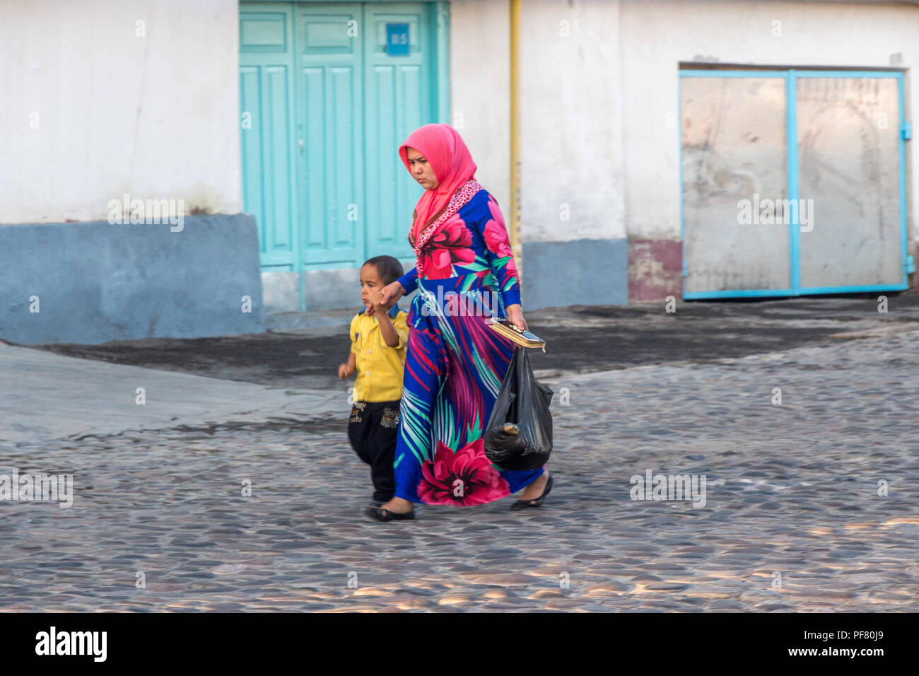 Usbekische Frau und Kind zu Fuß in Taschkent, Usbekistan, Seidenstraße, Zentralasien Stockfoto