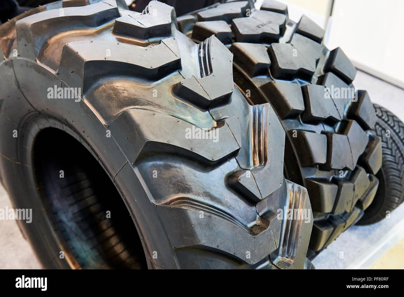 Reifen mit unterschiedlichen Größen für Traktoren, die in der STORE Stockfoto