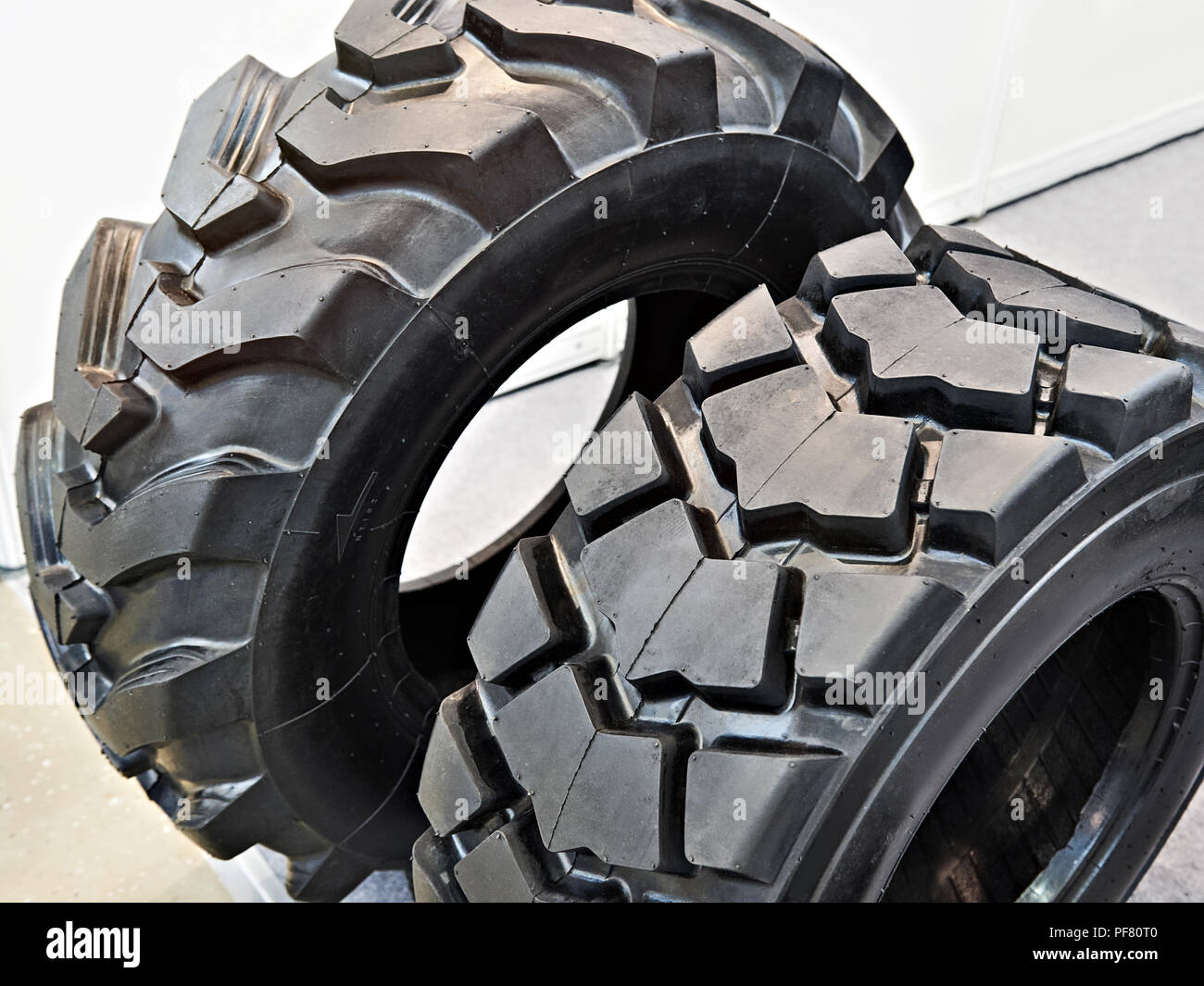 Reifen unterschiedlicher Größe für Traktoren Stockfoto