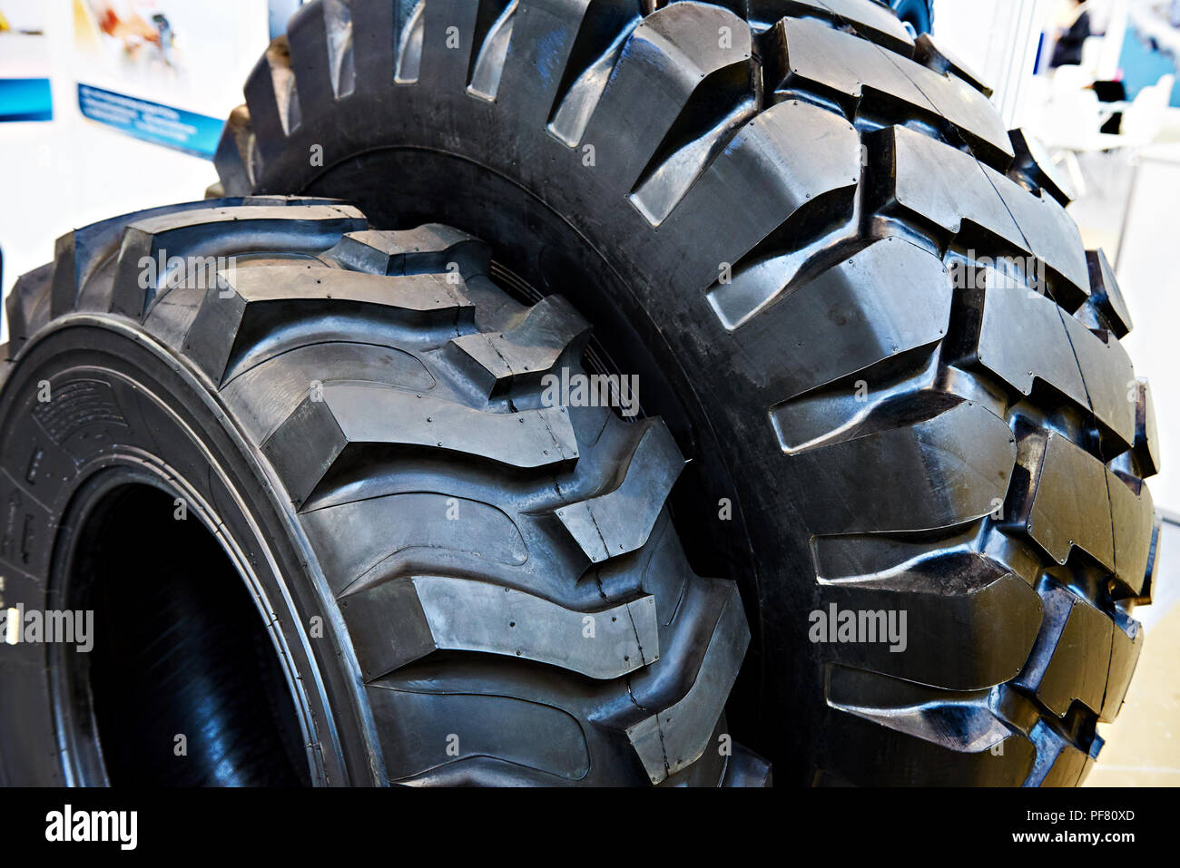 Reifen unterschiedlicher Größe für Traktoren Stockfoto