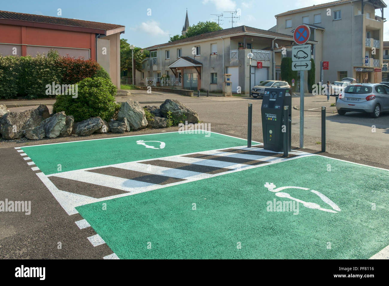 Saint Sylvestre sur Lot, Frankreich - 13. Juni 2018: Parkplätze reserviert für elektrisch angetriebene Fahrzeuge in einem öffentlichen Parkhaus in einer ländlichen Stadt in Lot-et-Garonne, Frankreich Stockfoto