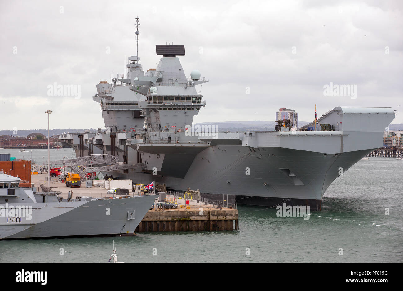 HMS Queen Elizabeth, dargestellt in Portsmouth Naval Dockyard, ist der Leitung Schiff der Königin Elizabeth Klasse von Flugzeugträgern, der größten Kriegsschiffe e Stockfoto