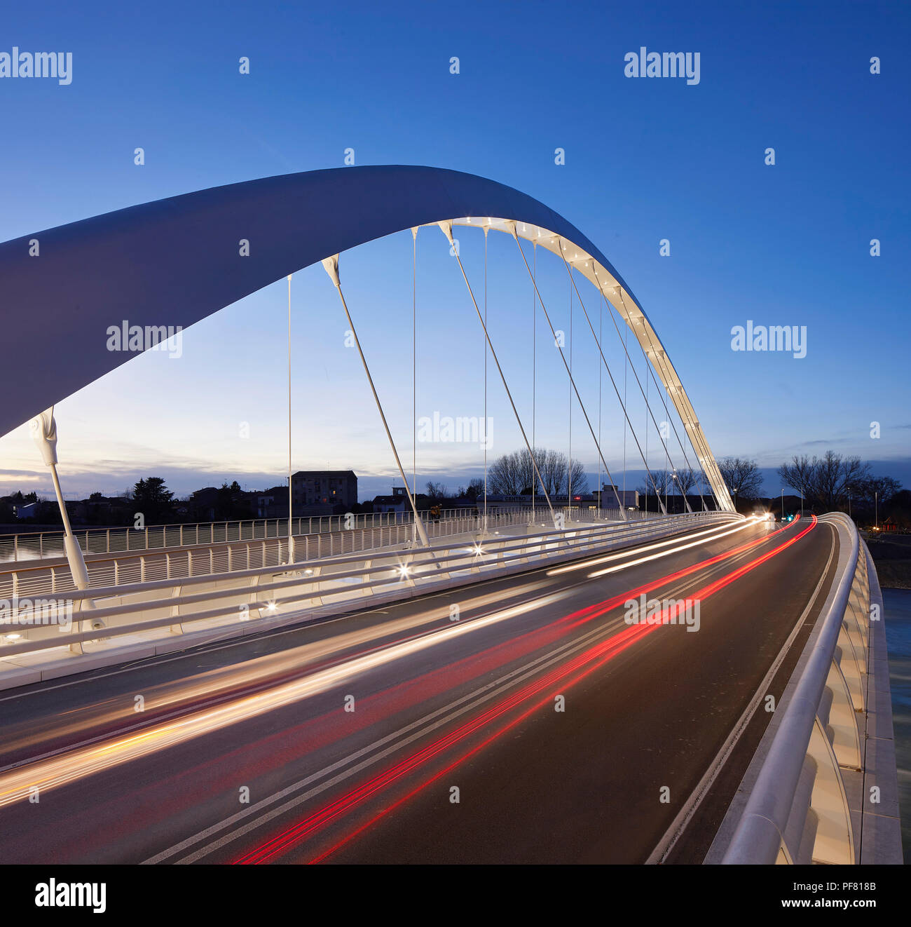 Blick von der Brücke in der Abenddämmerung. Cittadella Brücke, Alessandria, Italien. Architekt: Richard Meier und Partner, 2017. Stockfoto