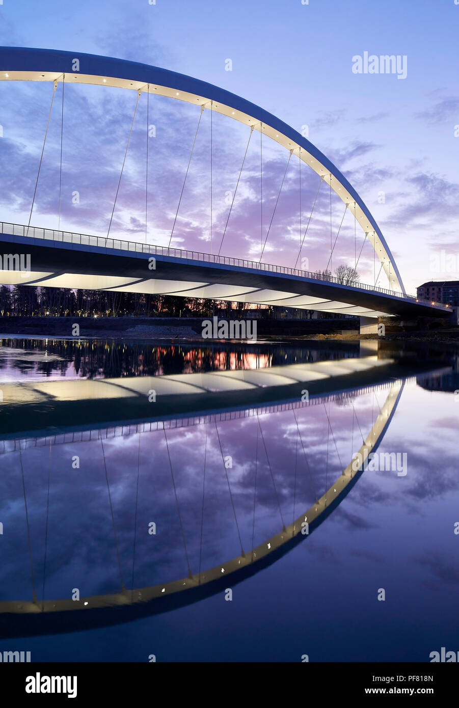 Blick auf die Bridge bei Sonnenuntergang. Cittadella Brücke, Alessandria, Italien. Architekt: Richard Meier und Partner, 2017. Stockfoto
