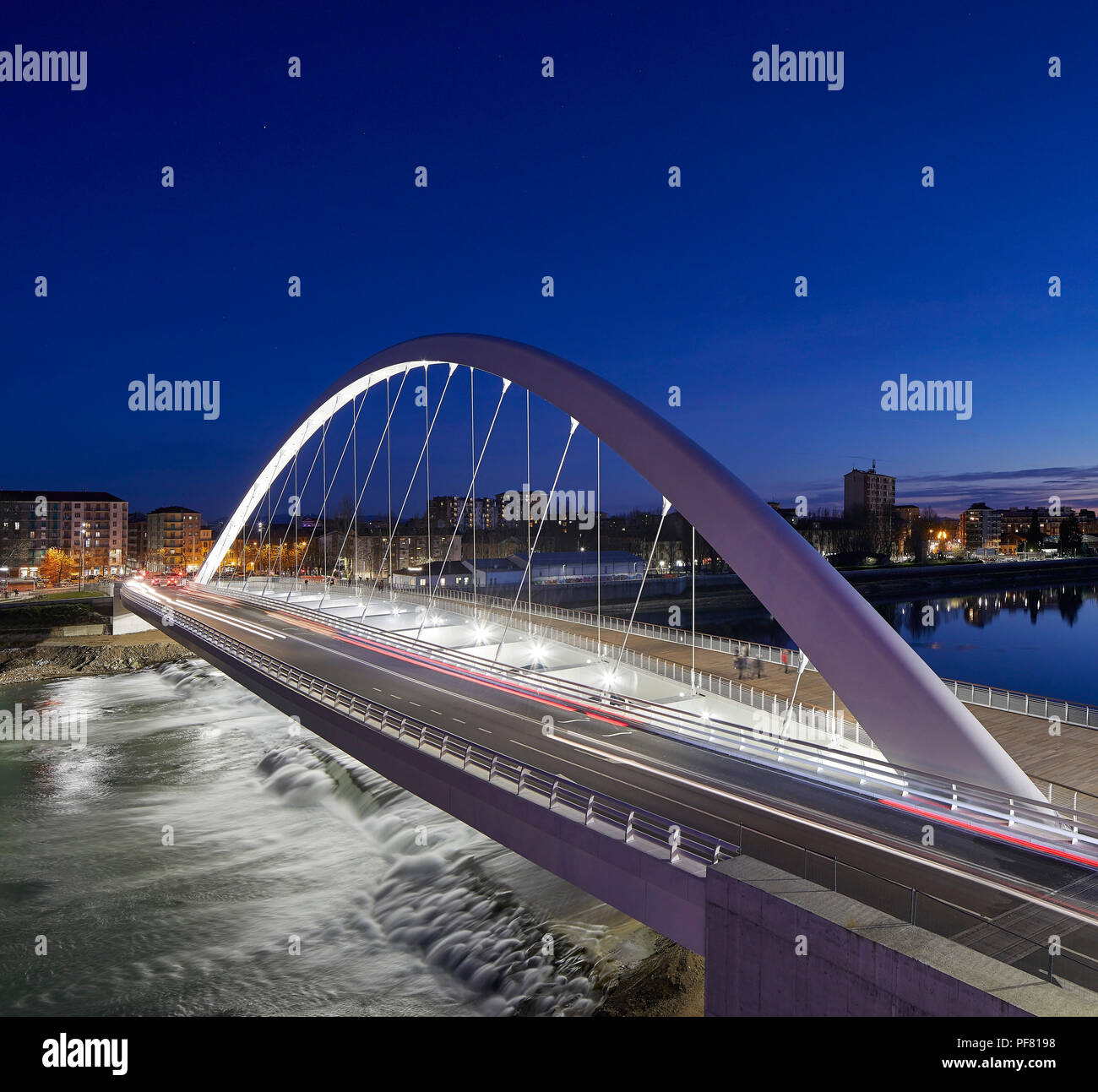 Blick auf die Bridge bei Nacht. Cittadella Brücke, Alessandria, Italien. Architekt: Richard Meier und Partner, 2017. Stockfoto