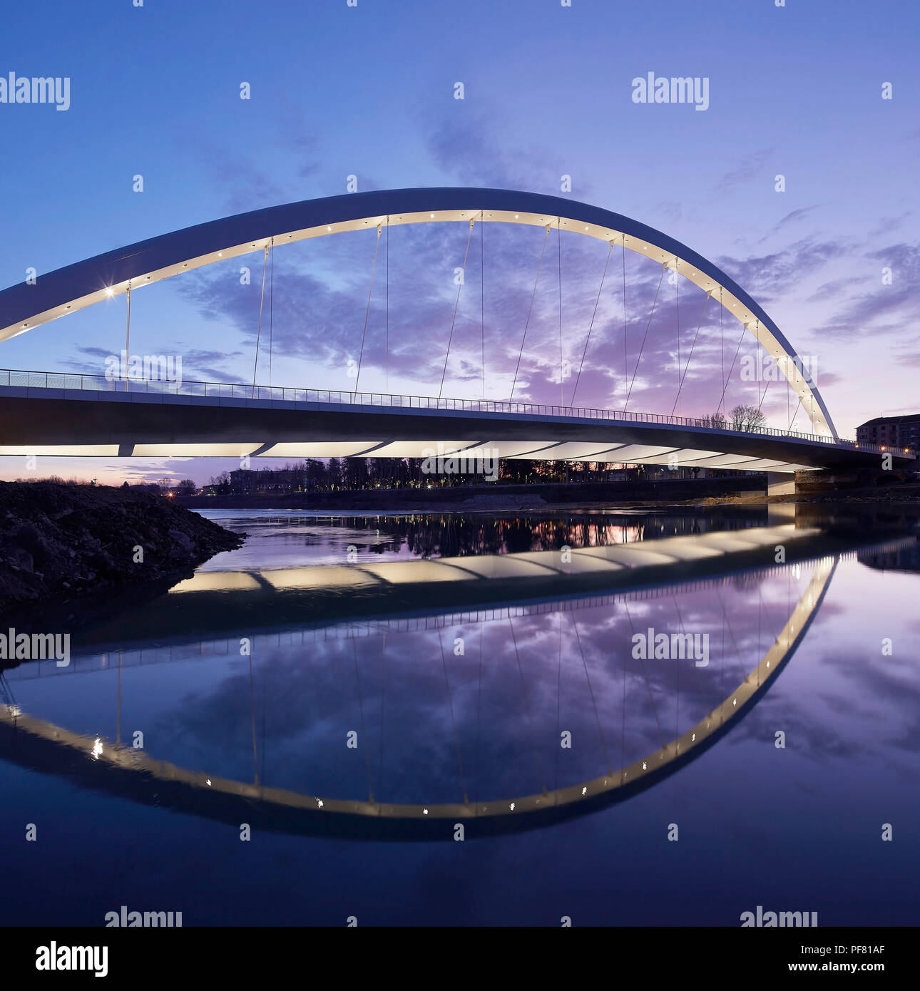 Blick von der Brücke in der Abenddämmerung. Cittadella Brücke, Alessandria, Italien. Architekt: Richard Meier und Partner, 2017. Stockfoto
