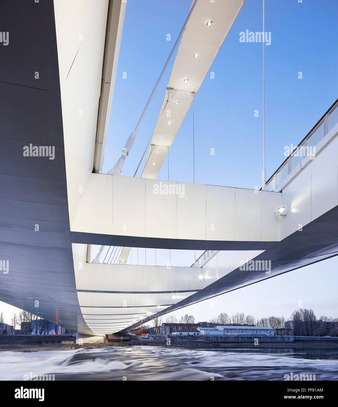 Ansicht von unten der Brücke. Cittadella Brücke, Alessandria, Italien. Architekt: Richard Meier und Partner, 2017. Stockfoto